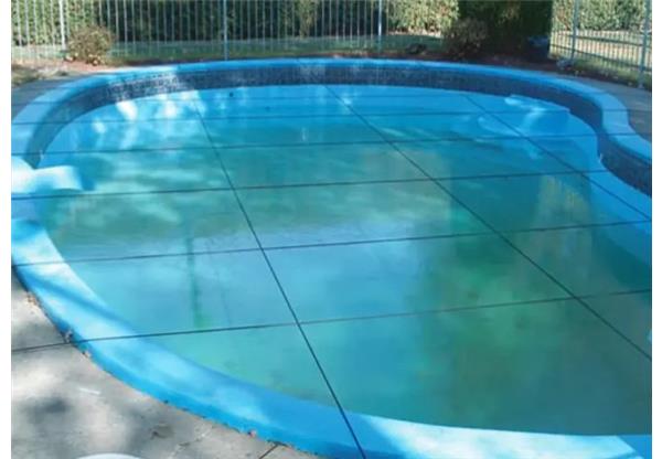 Sistema de red elástica de malla para piscinas enterradas